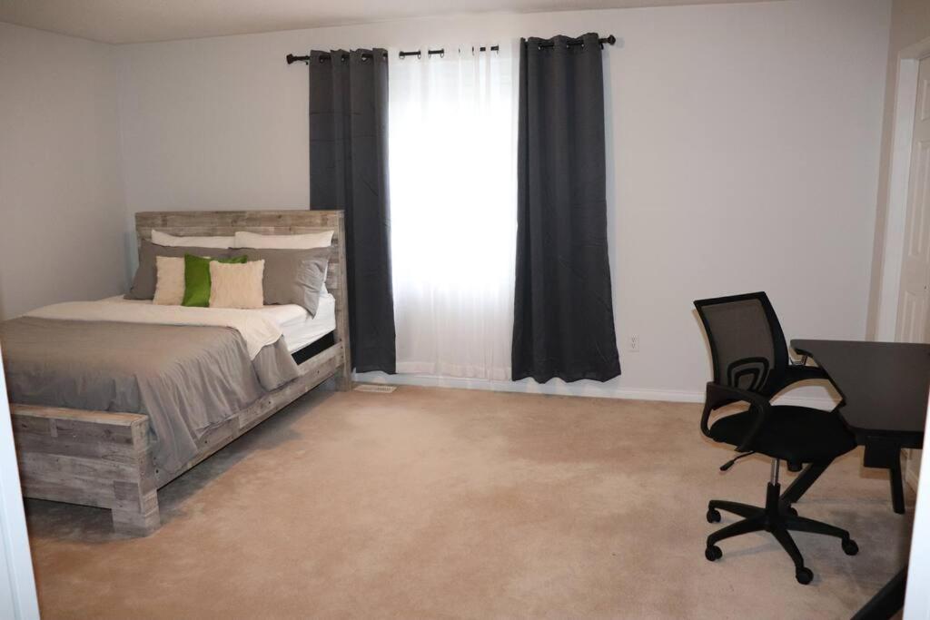 Entire 4 Bed Room Detached Residential Home 아약스 외부 사진