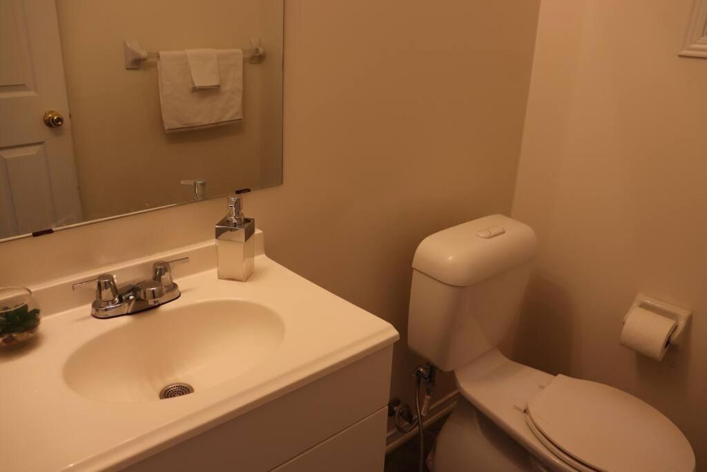 Entire 4 Bed Room Detached Residential Home 아약스 외부 사진