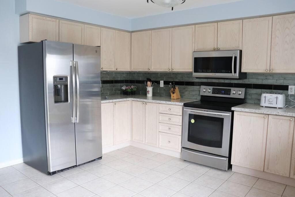 Entire 4 Bed Room Detached Residential Home 아약스 외부 사진