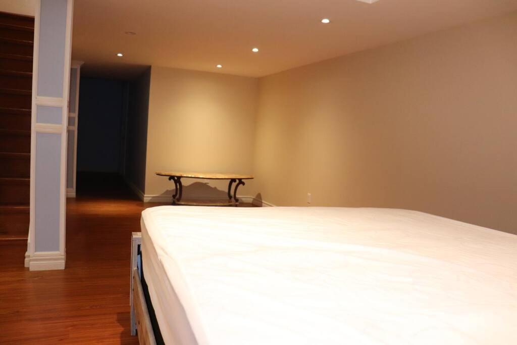 Entire 4 Bed Room Detached Residential Home 아약스 외부 사진