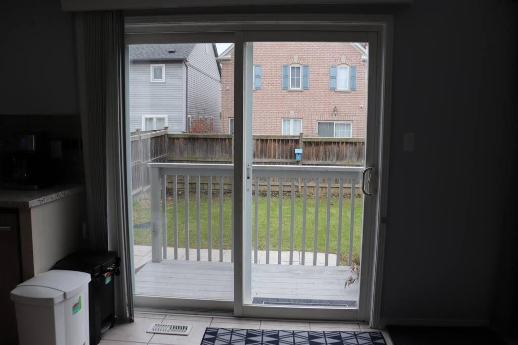 Entire 4 Bed Room Detached Residential Home 아약스 외부 사진