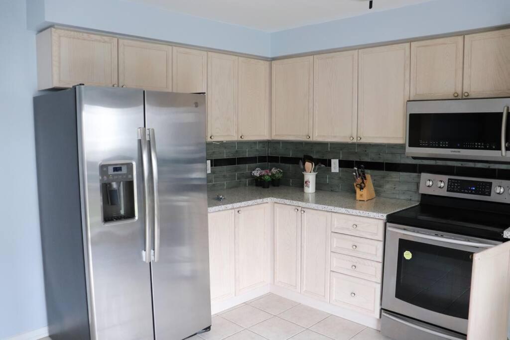 Entire 4 Bed Room Detached Residential Home 아약스 외부 사진