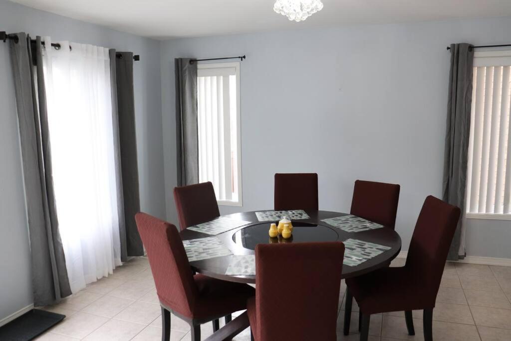 Entire 4 Bed Room Detached Residential Home 아약스 외부 사진