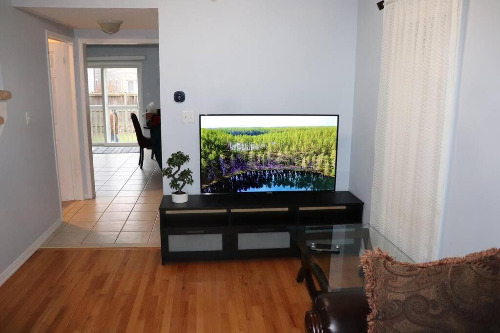 Entire 4 Bed Room Detached Residential Home 아약스 외부 사진