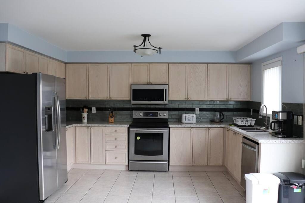 Entire 4 Bed Room Detached Residential Home 아약스 외부 사진