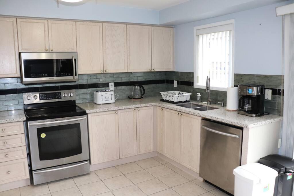 Entire 4 Bed Room Detached Residential Home 아약스 외부 사진