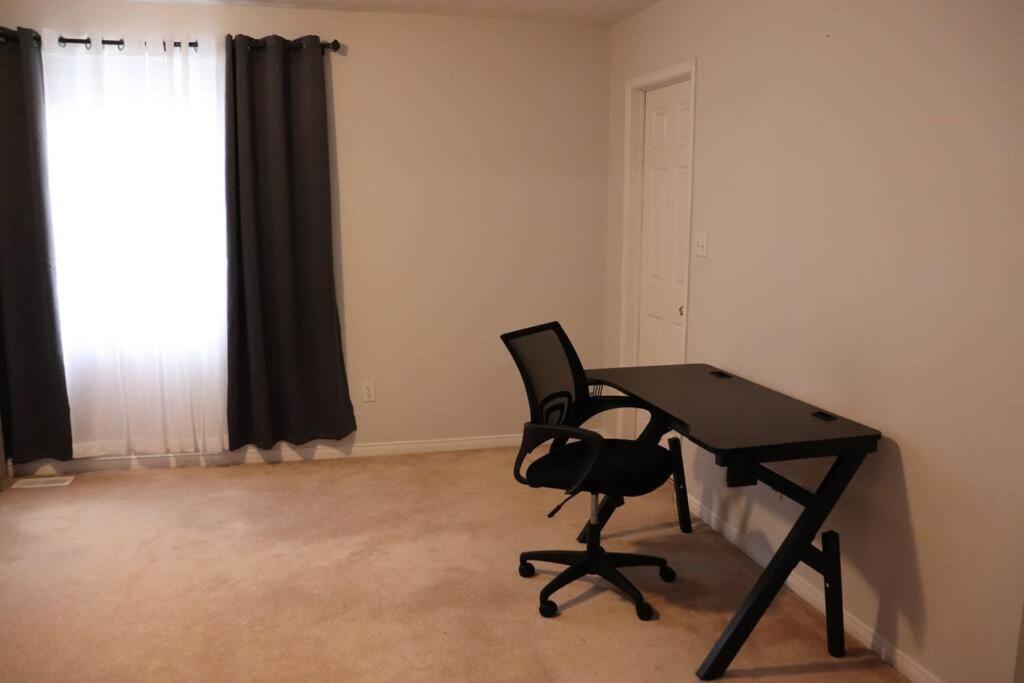 Entire 4 Bed Room Detached Residential Home 아약스 외부 사진