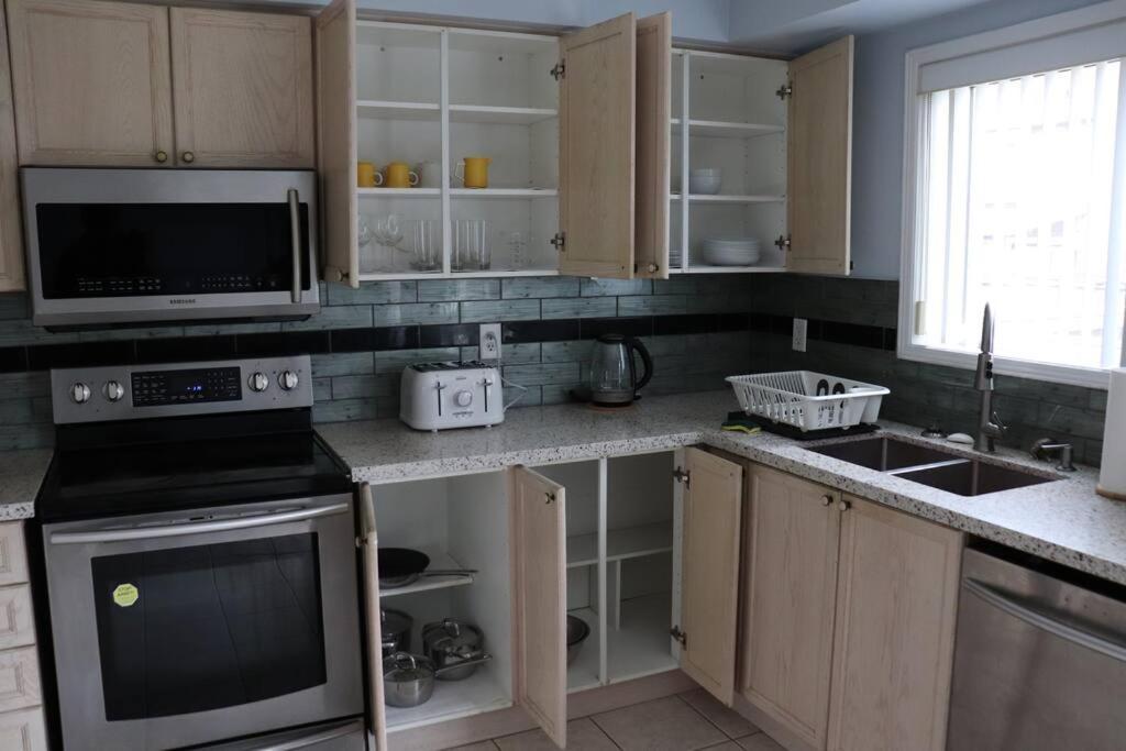 Entire 4 Bed Room Detached Residential Home 아약스 외부 사진