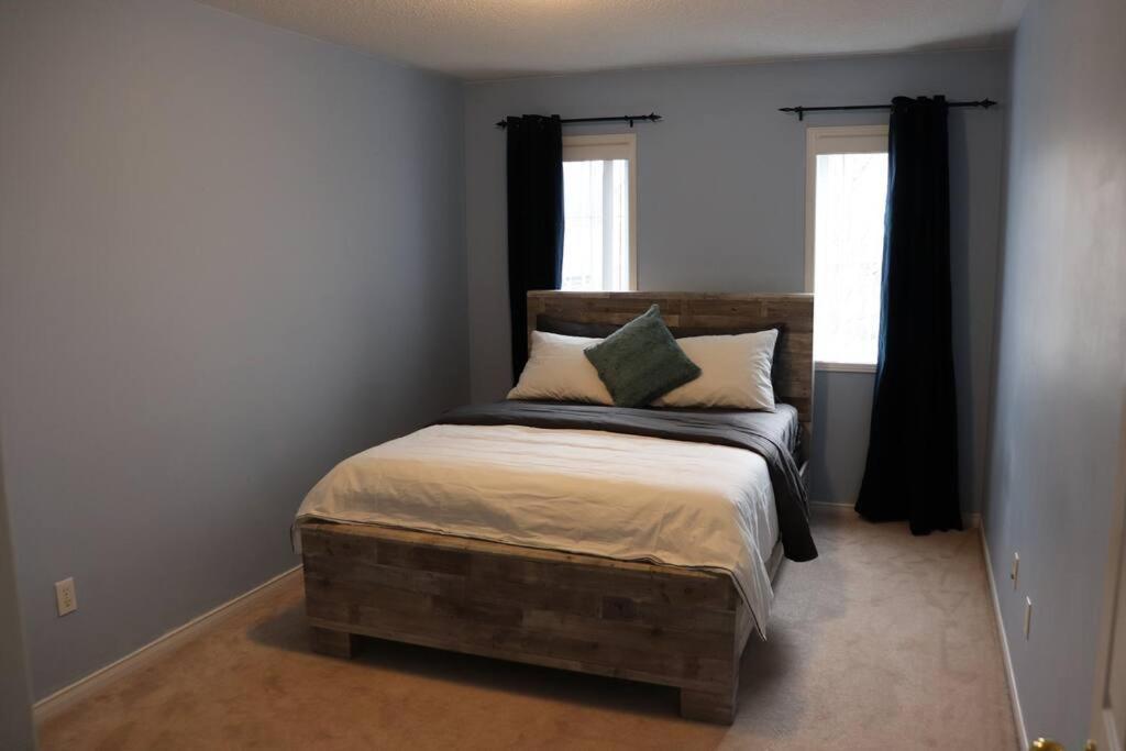 Entire 4 Bed Room Detached Residential Home 아약스 외부 사진